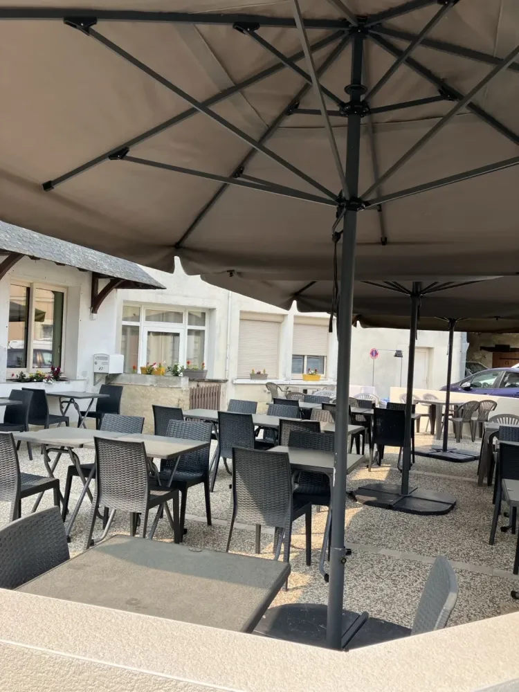 Déjeuner en terrasse près de Ambillou